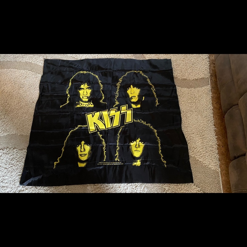 VINTAGE KISS TAPESTRY BY NIKRY, 1986
